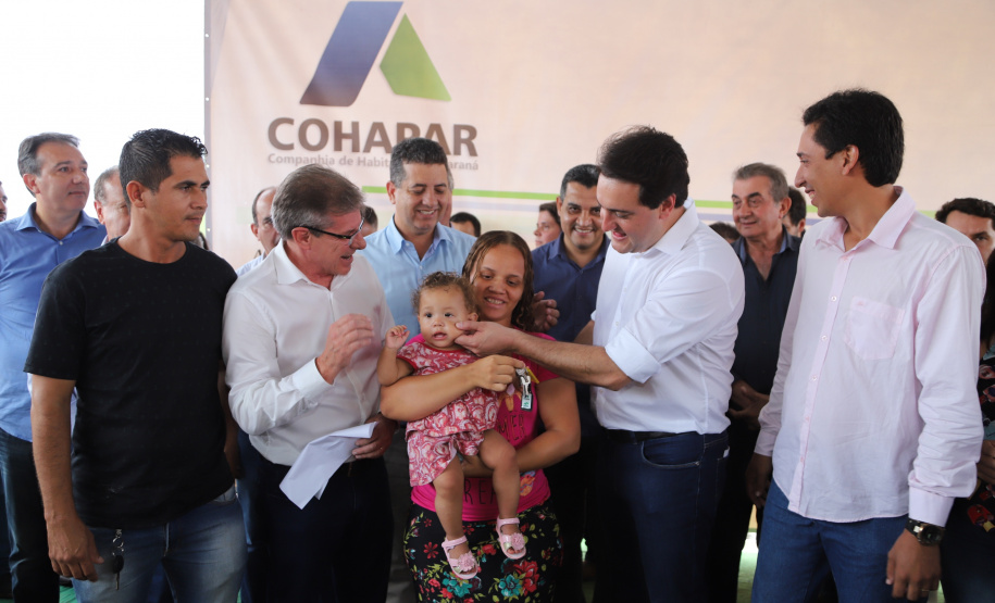 Quarenta e nove famílias de Florestópolis, município da região Norte do Paraná, concretizaram nesta sexta-feira (22) o sonho da casa própria. Elas vão morar no Residencial José Alves dos Santos, inaugurado pelo governador Carlos Massa Ratinho Junior, pelo presidente da Companhia de Habitação do Paraná (Cohapar), Jorge Lange, e o prefeito Nelson Correia Junior. - Florestópolis, 22/01/2019 - Foto: José Fernando Ogura/ANPr