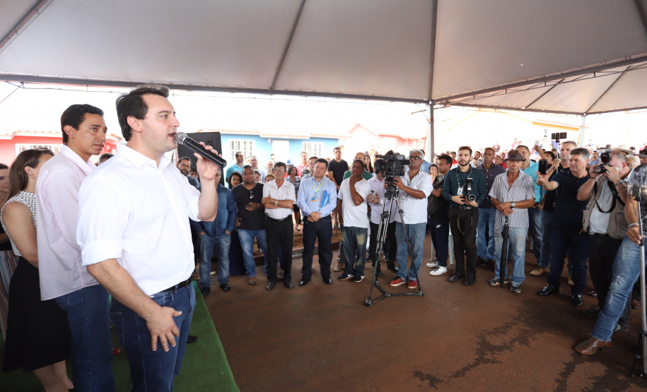 Quarenta e nove famílias de Florestópolis, município da região Norte do Paraná, concretizaram nesta sexta-feira (22) o sonho da casa própria. Elas vão morar no Residencial José Alves dos Santos, inaugurado pelo governador Carlos Massa Ratinho Junior, pelo presidente da Companhia de Habitação do Paraná (Cohapar), Jorge Lange, e o prefeito Nelson Correia Junior. - Florestópolis, 22/01/2019 - Foto: José Fernando Ogura/ANPr