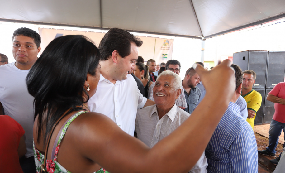 Quarenta e nove famílias de Florestópolis, município da região Norte do Paraná, concretizaram nesta sexta-feira (22) o sonho da casa própria. Elas vão morar no Residencial José Alves dos Santos, inaugurado pelo governador Carlos Massa Ratinho Junior, pelo presidente da Companhia de Habitação do Paraná (Cohapar), Jorge Lange, e o prefeito Nelson Correia Junior. - Florestópolis, 22/01/2019 - Foto: José Fernando Ogura/ANPr