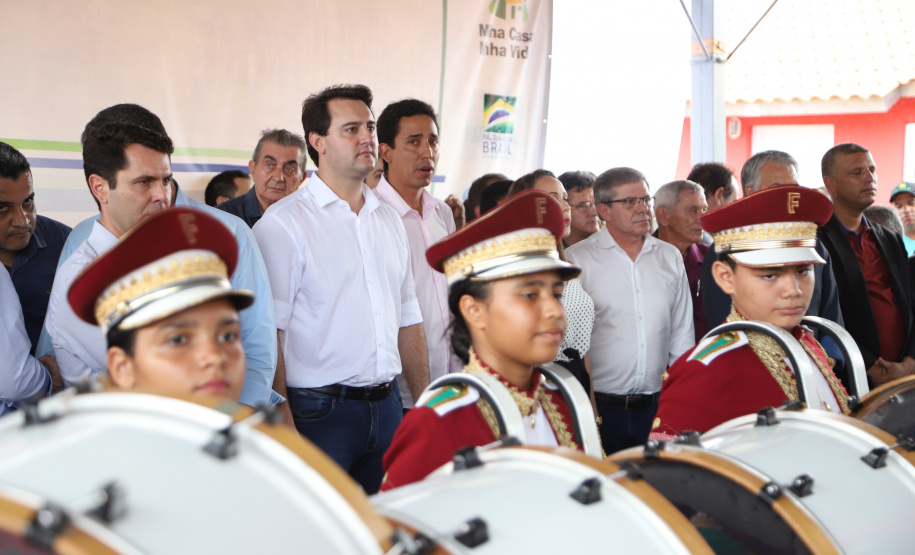 Quarenta e nove famílias de Florestópolis, município da região Norte do Paraná, concretizaram nesta sexta-feira (22) o sonho da casa própria. Elas vão morar no Residencial José Alves dos Santos, inaugurado pelo governador Carlos Massa Ratinho Junior, pelo presidente da Companhia de Habitação do Paraná (Cohapar), Jorge Lange, e o prefeito Nelson Correia Junior. - Florestópolis, 22/01/2019 - Foto: José Fernando Ogura/ANPr