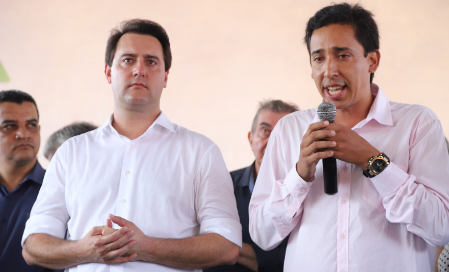 Quarenta e nove famílias de Florestópolis, município da região Norte do Paraná, concretizaram nesta sexta-feira (22) o sonho da casa própria. Elas vão morar no Residencial José Alves dos Santos, inaugurado pelo governador Carlos Massa Ratinho Junior, pelo presidente da Companhia de Habitação do Paraná (Cohapar), Jorge Lange, e o prefeito Nelson Correia Junior. - Florestópolis, 22/01/2019 - Foto: José Fernando Ogura/ANPr