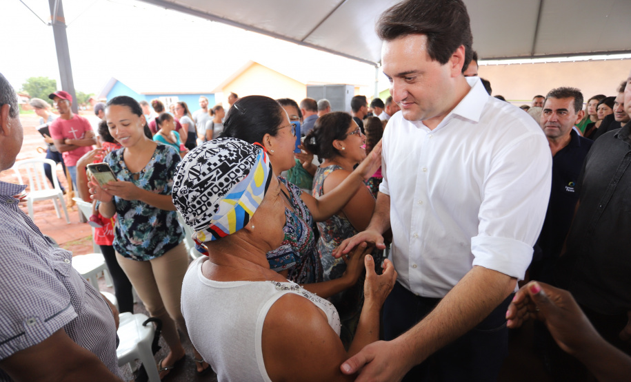 Quarenta e nove famílias de Florestópolis, município da região Norte do Paraná, concretizaram nesta sexta-feira (22) o sonho da casa própria. Elas vão morar no Residencial José Alves dos Santos, inaugurado pelo governador Carlos Massa Ratinho Junior, pelo presidente da Companhia de Habitação do Paraná (Cohapar), Jorge Lange, e o prefeito Nelson Correia Junior. - Florestópolis, 22/01/2019 - Foto: José Fernando Ogura/ANPr