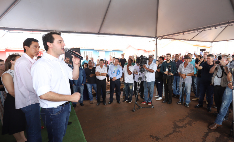 Quarenta e nove famílias de Florestópolis, município da região Norte do Paraná, concretizaram nesta sexta-feira (22) o sonho da casa própria. Elas vão morar no Residencial José Alves dos Santos, inaugurado pelo governador Carlos Massa Ratinho Junior, pelo presidente da Companhia de Habitação do Paraná (Cohapar), Jorge Lange, e o prefeito Nelson Correia Junior. - Florestópolis, 22/01/2019 - Foto: José Fernando Ogura/ANPr
