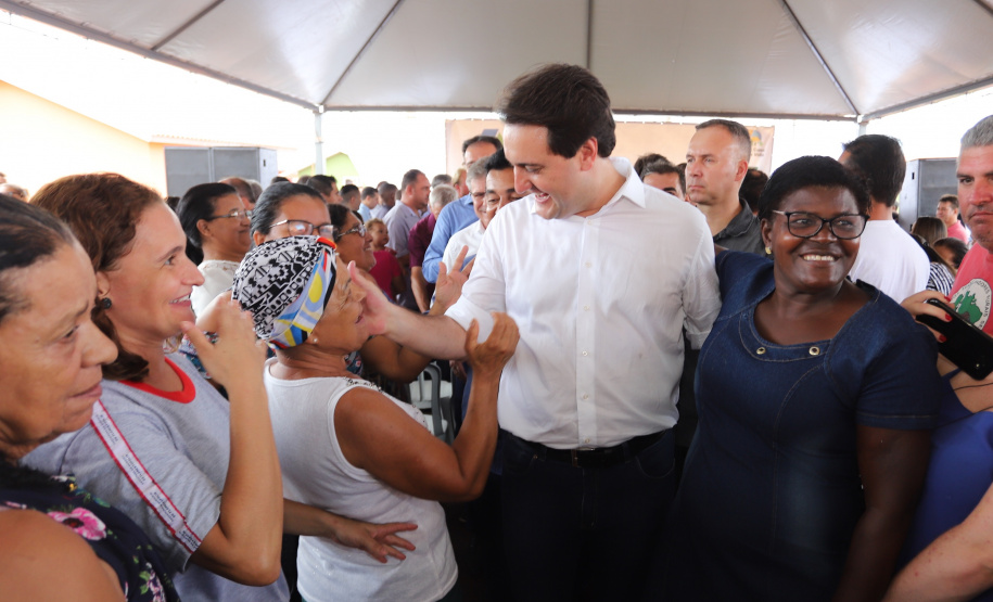 Quarenta e nove famílias de Florestópolis, município da região Norte do Paraná, concretizaram nesta sexta-feira (22) o sonho da casa própria. Elas vão morar no Residencial José Alves dos Santos, inaugurado pelo governador Carlos Massa Ratinho Junior, pelo presidente da Companhia de Habitação do Paraná (Cohapar), Jorge Lange, e o prefeito Nelson Correia Junior. - Florestópolis, 22/01/2019 - Foto: José Fernando Ogura/ANPr