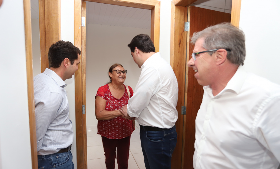 Quarenta e nove famílias de Florestópolis, município da região Norte do Paraná, concretizaram nesta sexta-feira (22) o sonho da casa própria. Elas vão morar no Residencial José Alves dos Santos, inaugurado pelo governador Carlos Massa Ratinho Junior, pelo presidente da Companhia de Habitação do Paraná (Cohapar), Jorge Lange, e o prefeito Nelson Correia Junior. - Florestópolis, 22/01/2019 - Foto: José Fernando Ogura/ANPr