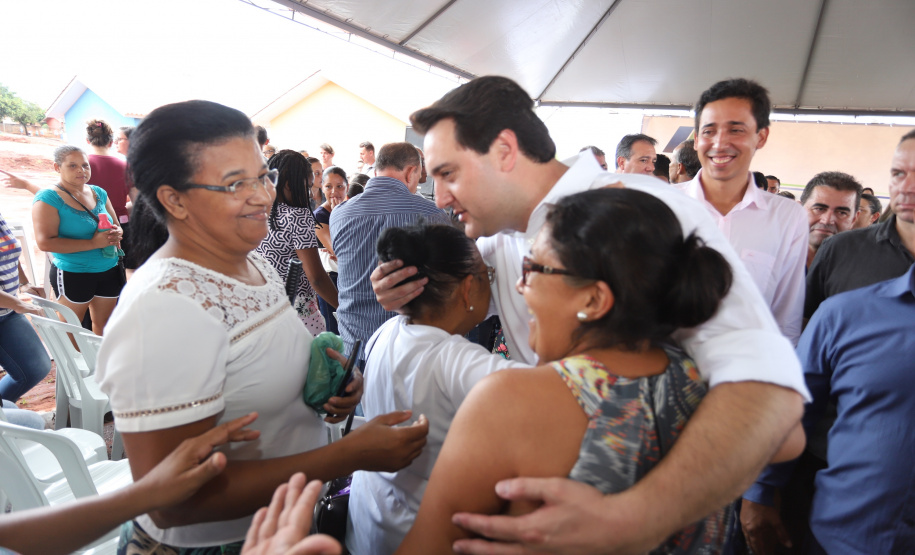 Quarenta e nove famílias de Florestópolis, município da região Norte do Paraná, concretizaram nesta sexta-feira (22) o sonho da casa própria. Elas vão morar no Residencial José Alves dos Santos, inaugurado pelo governador Carlos Massa Ratinho Junior, pelo presidente da Companhia de Habitação do Paraná (Cohapar), Jorge Lange, e o prefeito Nelson Correia Junior. - Florestópolis, 22/01/2019 - Foto: José Fernando Ogura/ANPr