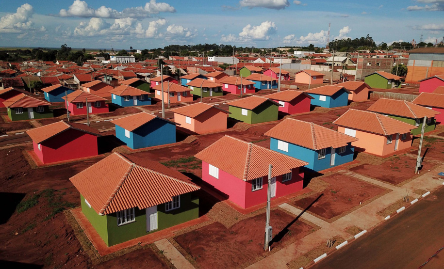 Quarenta e nove famílias de Florestópolis, município da região Norte do Paraná, concretizaram nesta sexta-feira (22) o sonho da casa própria. Elas vão morar no Residencial José Alves dos Santos, inaugurado pelo governador Carlos Massa Ratinho Junior, pelo presidente da Companhia de Habitação do Paraná (Cohapar), Jorge Lange, e o prefeito Nelson Correia Junior. - Florestópolis, 22/01/2019 - Foto: José Fernando Ogura/ANPr