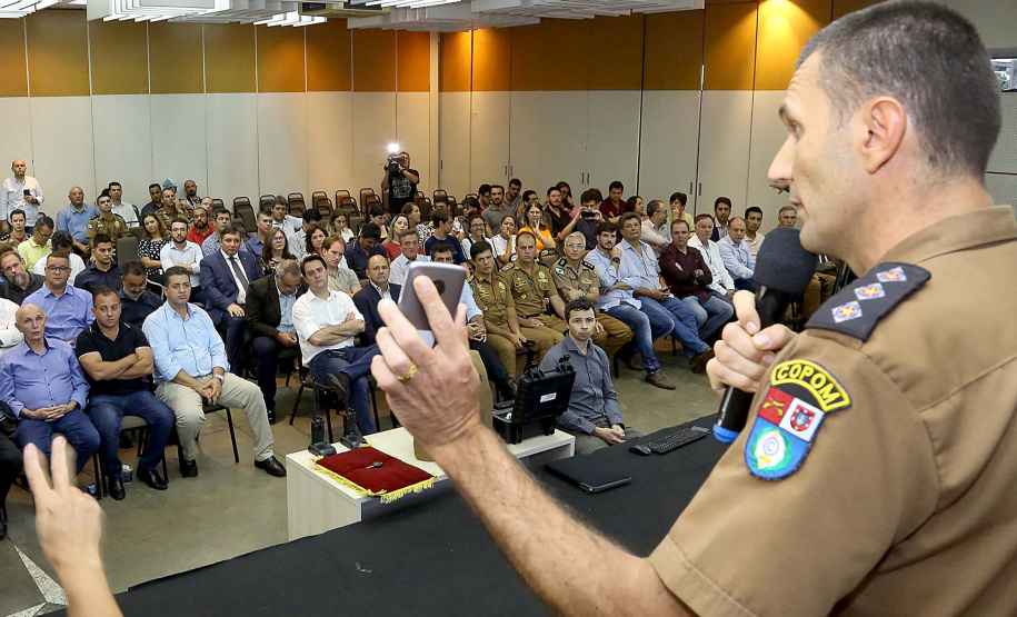 O governador Carlos Massa Ratinho Jr entregou nesta sexta(22) novas viaturas, aparelhos etolométricos e coletes balísticos às unidades da Polícia Militar que pertencem ao 2 Comando Regional - Londrina e região. Londrina,22/02/2019 Foto:Jaelson Lucas / ANPr