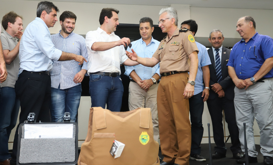 O governador Carlos Massa Ratinho Jr entregou nesta sexta(22) novas viaturas, aparelhos etolométricos e coletes balísticos às unidades da Polícia Militar que pertencem ao 2 Comando Regional - Londrina e região. Londrina,22/02/2019 -  Foto: Rodrigo Félix Leal/ANPr