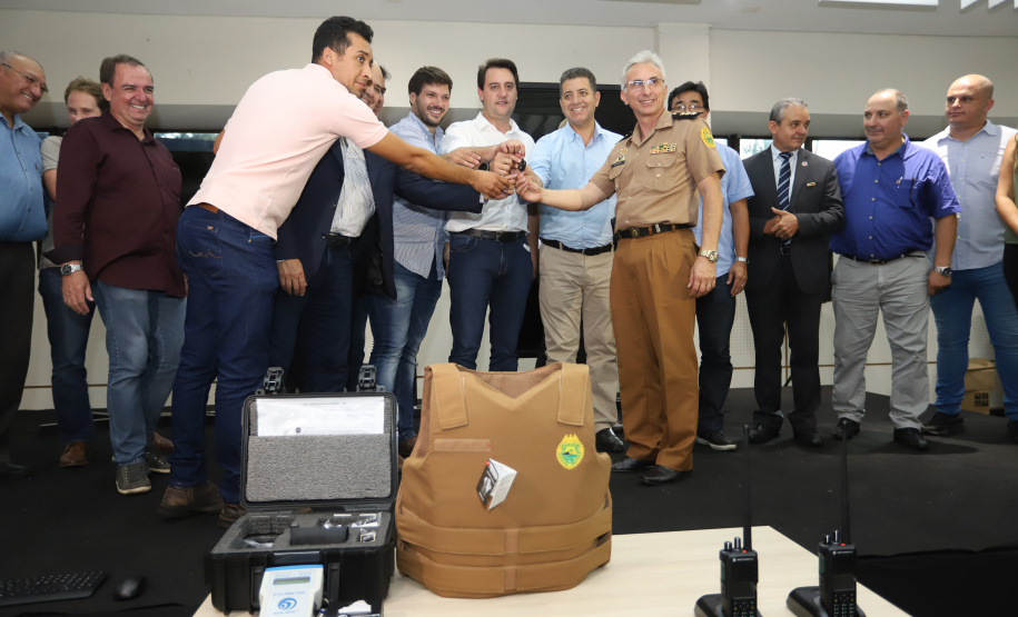 O governador Carlos Massa Ratinho Jr entregou nesta sexta(22) novas viaturas, aparelhos etolométricos e coletes balísticos às unidades da Polícia Militar que pertencem ao 2 Comando Regional - Londrina e região. Londrina,22/02/2019 -  Foto: Rodrigo Félix Leal/ANPr