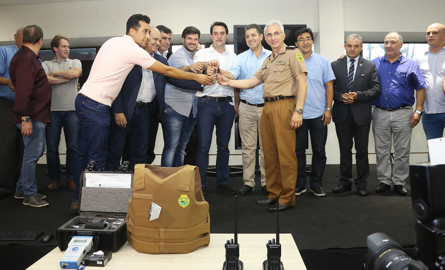 O governador Carlos Massa Ratinho Jr entregou nesta sexta(22) novas viaturas, aparelhos etolométricos e coletes balísticos às unidades da Polícia Militar que pertencem ao 2 Comando Regional - Londrina e região. Londrina,22/02/2019 Foto:Jaelson Lucas / ANPr