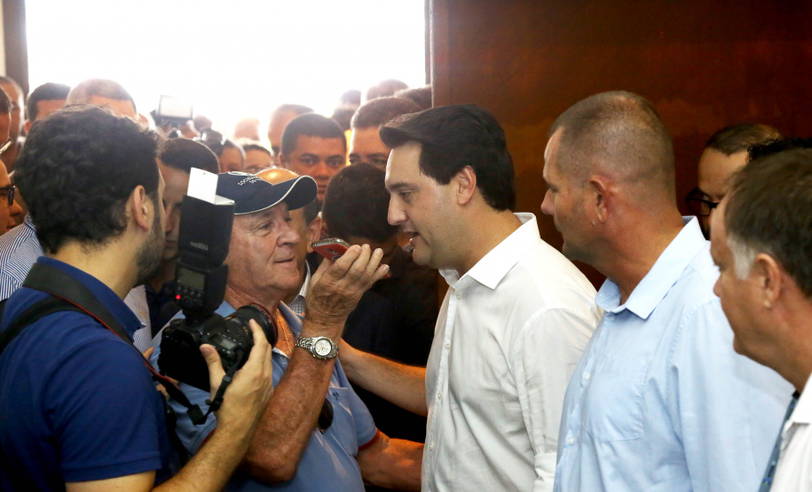 O governador Carlos Massa Ratinho Jr entregou nesta sexta(22) novas viaturas, aparelhos etolométricos e coletes balísticos às unidades da Polícia Militar que pertencem ao 2 Comando Regional - Londrina e região. Londrina,22/02/2019 Foto:Jaelson Lucas / ANPr