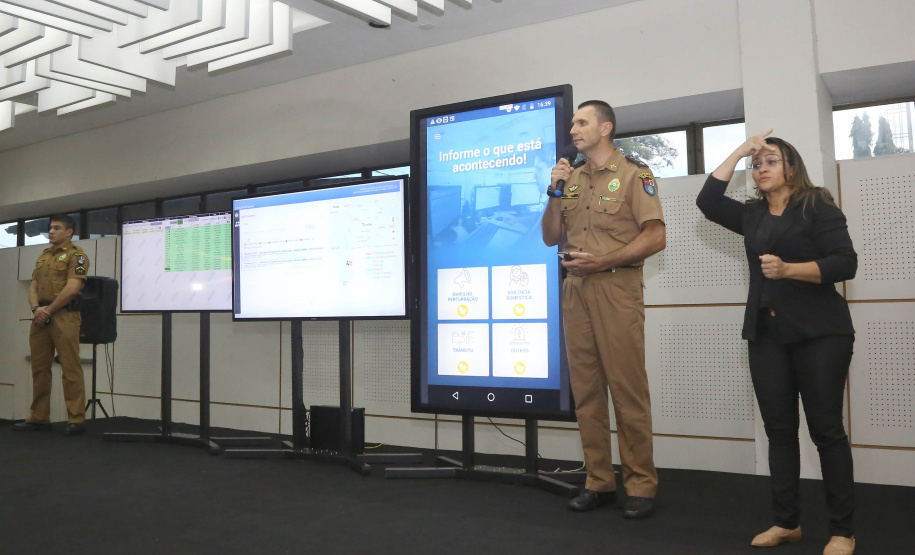 O governador Carlos Massa Ratinho Jr entregou nesta sexta(22) novas viaturas, aparelhos etolométricos e coletes balísticos às unidades da Polícia Militar que pertencem ao 2 Comando Regional - Londrina e região. Londrina,22/02/2019 Foto:Jaelson Lucas / ANPr