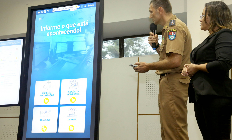 O governador Carlos Massa Ratinho Jr entregou nesta sexta(22) novas viaturas, aparelhos etolométricos e coletes balísticos às unidades da Polícia Militar que pertencem ao 2 Comando Regional - Londrina e região. Londrina,22/02/2019 Foto:Jaelson Lucas / ANPr