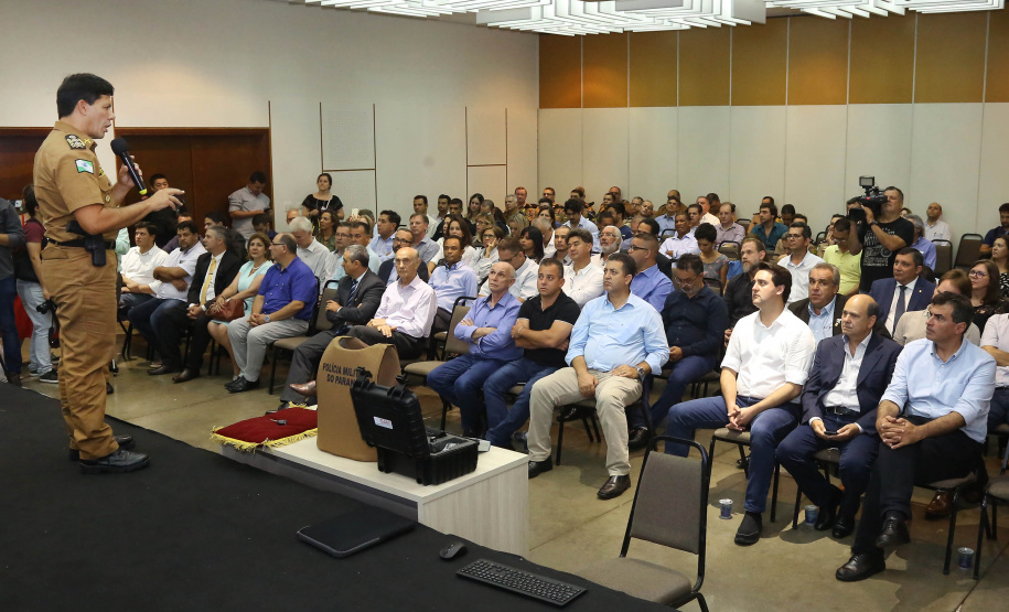 O governador Carlos Massa Ratinho Jr entregou nesta sexta(22) novas viaturas, aparelhos etolométricos e coletes balísticos às unidades da Polícia Militar que pertencem ao 2 Comando Regional - Londrina e região. Londrina,22/02/2019 Foto:Jaelson Lucas / ANPr