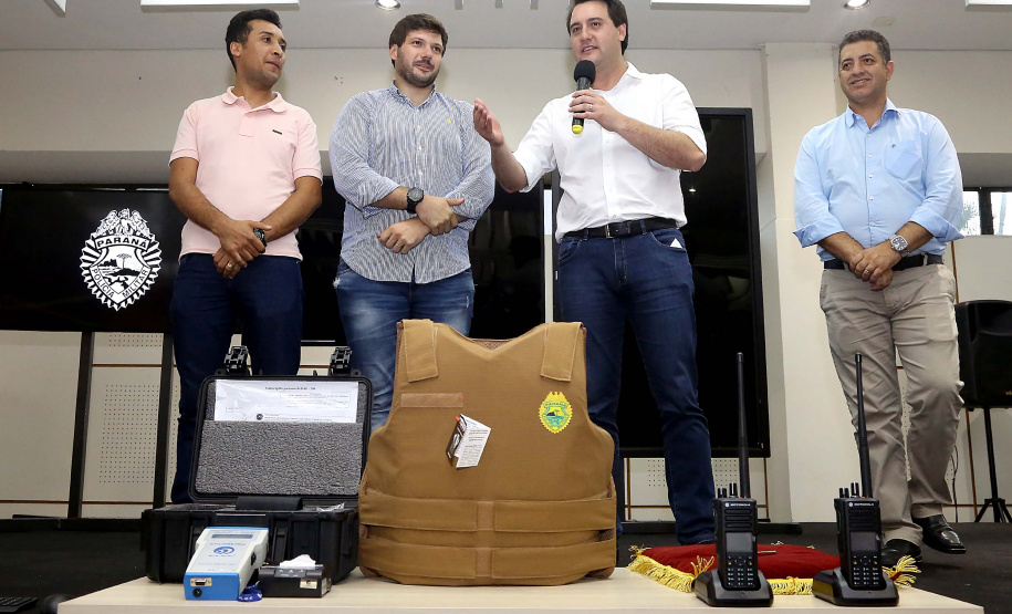 O governador Carlos Massa Ratinho Jr entregou nesta sexta(22) novas viaturas, aparelhos etolométricos e coletes balísticos às unidades da Polícia Militar que pertencem ao 2 Comando Regional - Londrina e região. Londrina,22/02/2019 Foto:Jaelson Lucas / ANPr