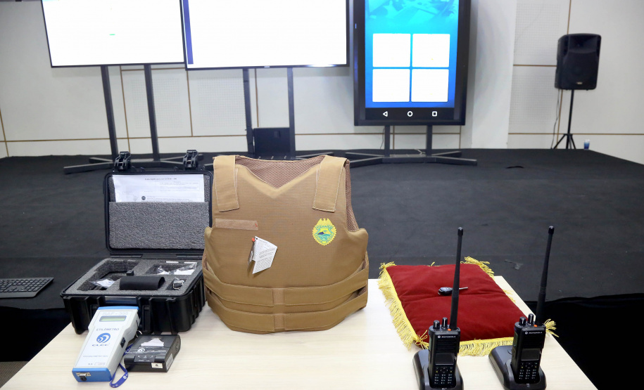 O governador Carlos Massa Ratinho Jr entregou nesta sexta(22) novas viaturas, aparelhos etolométricos e coletes balísticos às unidades da Polícia Militar que pertencem ao 2 Comando Regional - Londrina e região. Londrina,22/02/2019 Foto:Jaelson Lucas / ANPr