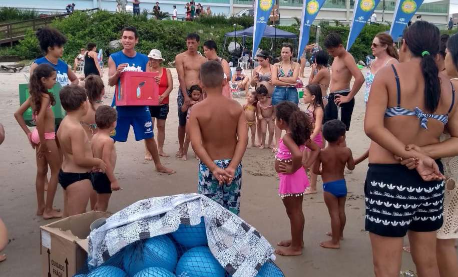 Sanepar oferece atividades de recreação educativa nas praias. Foto: Thays Poletto