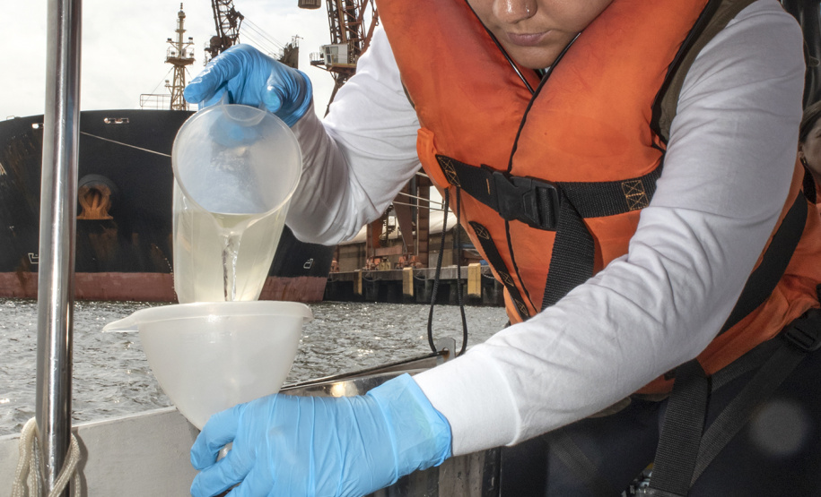 A equipe de Meio Ambiente dos Portos do Paraná foi a campo para mais uma campanha de monitoramento trimestral. A coleta de dados foi simultânea para três programas ambientais: da qualidade das águas, do sedimento e da biota aquática (plâncton e bentos). Foto: Claudio Neves/APPA