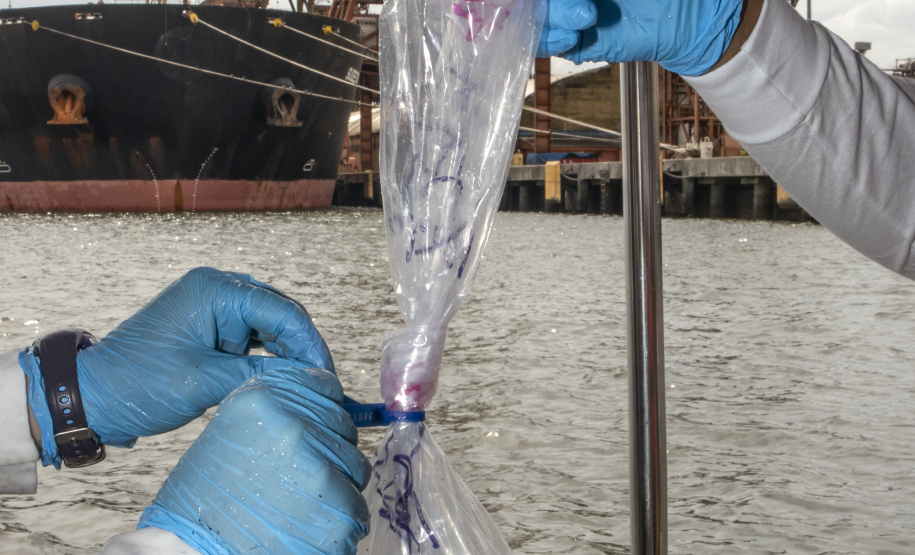 A equipe de Meio Ambiente dos Portos do Paraná foi a campo para mais uma campanha de monitoramento trimestral. A coleta de dados foi simultânea para três programas ambientais: da qualidade das águas, do sedimento e da biota aquática (plâncton e bentos). Foto: Claudio Neves/APPA