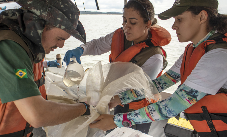 A equipe de Meio Ambiente dos Portos do Paraná foi a campo para mais uma campanha de monitoramento trimestral. A coleta de dados foi simultânea para três programas ambientais: da qualidade das águas, do sedimento e da biota aquática (plâncton e bentos). Foto: Claudio Neves/APPA