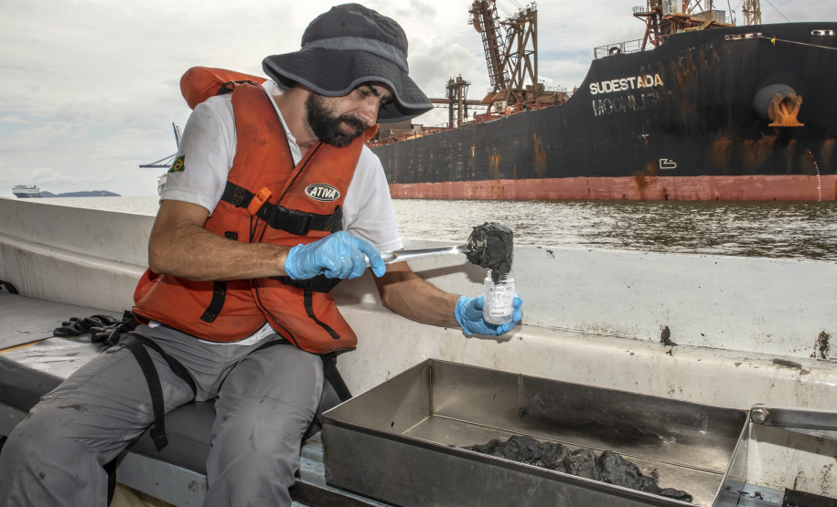 A equipe de Meio Ambiente dos Portos do Paraná foi a campo para mais uma campanha de monitoramento trimestral. A coleta de dados foi simultânea para três programas ambientais: da qualidade das águas, do sedimento e da biota aquática (plâncton e bentos). Foto: Claudio Neves/APPA