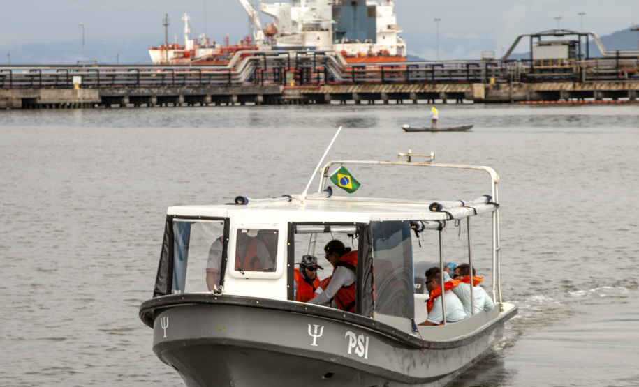 A equipe de Meio Ambiente dos Portos do Paraná foi a campo para mais uma campanha de monitoramento trimestral. A coleta de dados foi simultânea para três programas ambientais: da qualidade das águas, do sedimento e da biota aquática (plâncton e bentos). Foto: Claudio Neves/APPA