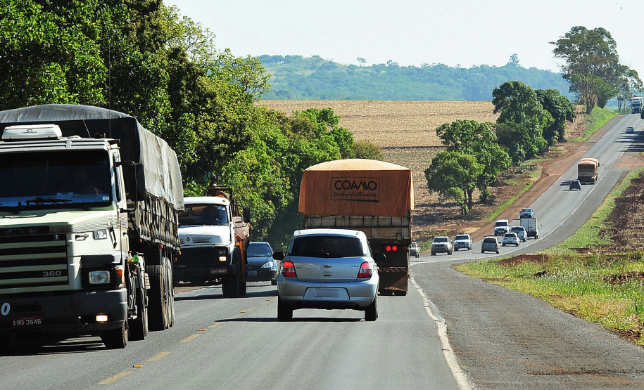 O pacote de concessões que o governo federal planeja licitar em 2020 deve abranger 3,5 mil quilômetros de rodovias do Paraná. Além dos 2,5 mil km de extensão dos seis lotes atuais do Anel de Integração, cujos contratos expiram em 2021, o Governo do Paraná sugeriu ao Ministério da Infraestrutura que o leilão contemple mais 1 mil km de rodovias estaduais, além dos contornos de Cascavel, Londrina e Ponta Grossa.Foto: Ivan Bueno/Arquivo - SEIL