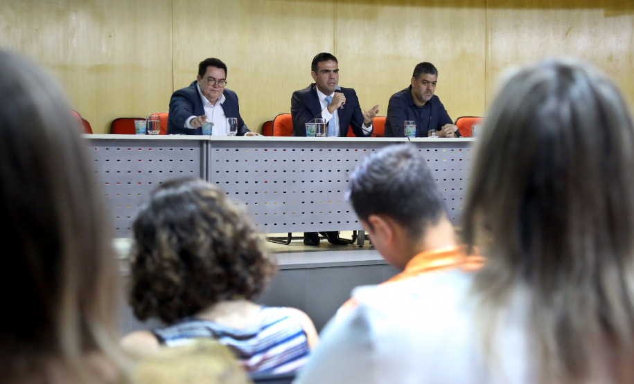 Durante o encontro, o diretor-geral Bráulio Cesco Fleury explicou que ficará a cargo da Secretaria da Administração a renegociação dos valores dos seguintes contratos de natureza continuada do Estado: telecomunicações; limpeza e conservação; reprografia; abastecimento de água potável; fornecimento de energia elétrica e serviço de vigilância. Curitiba,25/02/2019 Foto:Jaelson Lucas / ANPr