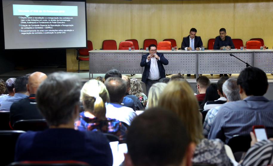 Os técnicos foram orientados ainda sobre a formação das comissões que trabalharão na revisão dos contratos em cada secretaria. “O ideal é que a comissão seja formada pelo responsável do GAS, um representante do grupo orçamentário e financeiro e um representante do gabinete da secretaria, que tenha poder de decisão”, disse Valdecir Dias, coordenador de Administração de Serviços da Secretaria da Administração. Curitiba,25/02/2019 Foto:Jaelson Lucas / ANPr