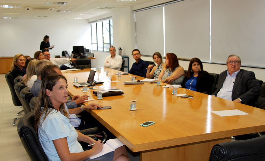 O Paraná poderá ser o estado piloto na implantação do programa Cidade Amiga do Idoso.
Uma comissão está sendo implantada na Secretaria da Justiça, Família e Trabalho (Sejuf) para que o Paraná seja referência na política de atenção às pessoas idosas, criando condições necessárias para promover, nos municípios, alterações físicas e sociais para promover mais qualidade de vida aos idosos. Foto: Divulgação/SEJUF