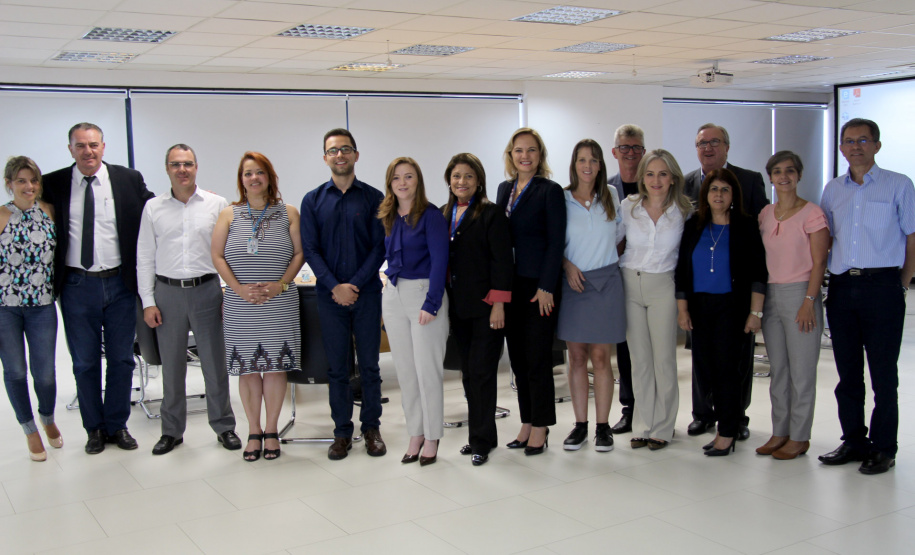 O Paraná poderá ser o estado piloto na implantação do programa Cidade Amiga do Idoso.
Uma comissão está sendo implantada na Secretaria da Justiça, Família e Trabalho (Sejuf) para que o Paraná seja referência na política de atenção às pessoas idosas, criando condições necessárias para promover, nos municípios, alterações físicas e sociais para promover mais qualidade de vida aos idosos. Foto: Divulgação/SEJUF