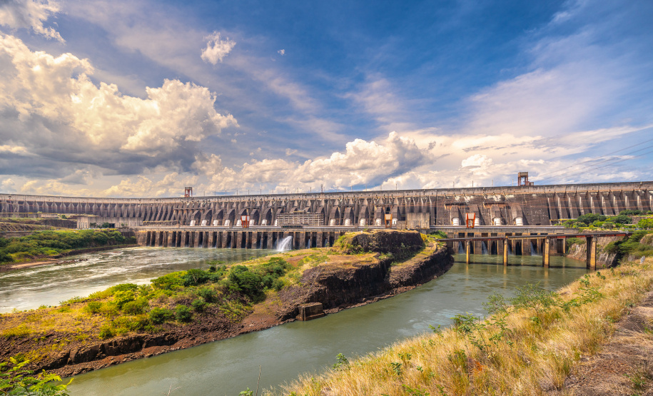 O presidente Jair Bolsonaro cumpre no Paraná o primeiro compromisso administrativo programado fora de Brasília desde que assumiu o cargo. Ele participa nesta terça-feira (26), em Foz do Iguaçu, da posse do novo diretor-geral brasileiro de Itaipu Binacional, general Joaquim Luna e Silva.  -  Foto: Alexandre Marchetti/Itaipu Binacional