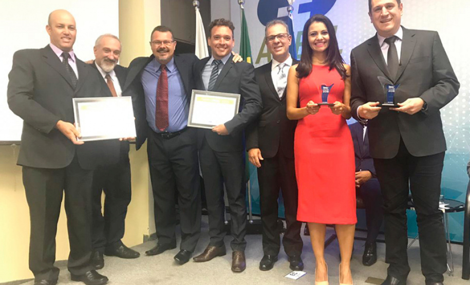 O prêmio IASC foi recebido na capital federal pelo diretor da Copel Distribuição, Maximiliano Orfali, e pelo superintendente Comercial, João Acyr Bonat Junior. Ao receber o prêmio, o diretor agradeceu aos copelianos e atribuiu o reconhecimento à busca na excelência pelo atendimento.Foto: Copel