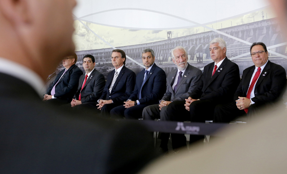 O governador em exercício Darci Piana participou nesta terça-feira (26), em Foz do Iguaçu, da cerimônia de posse do novo diretor-geral brasileiro da Itaipu Binacional, general Joaquim Silva e Luna, com as presenças do Presidente Jair Bolsonaro e do presidente do Paraguai, Mario Abdo Benítez; dos ministros almirante Bento Albuquerque, de Minas e Energia e Ernesto Araújo, de Relações Exteriores  - Foz do Iguaçu, 26/02/2019 - Foto: Arnaldo Alves/ANPr