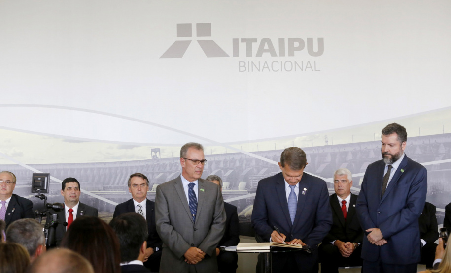 O governador em exercício Darci Piana participou nesta terça-feira (26), em Foz do Iguaçu, da cerimônia de posse do novo diretor-geral brasileiro da Itaipu Binacional, general Joaquim Silva e Luna, com as presenças do Presidente Jair Bolsonaro e do presidente do Paraguai, Mario Abdo Benítez; dos ministros almirante Bento Albuquerque, de Minas e Energia e Ernesto Araújo, de Relações Exteriores  - Foz do Iguaçu, 26/02/2019 - Foto: Arnaldo Alves/ANPr