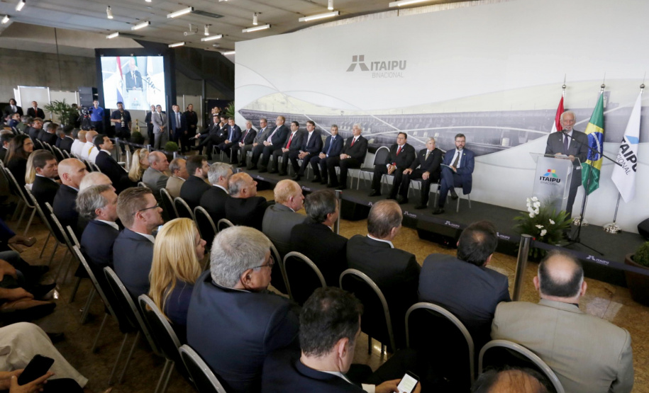 O governador em exercício Darci Piana participou nesta terça-feira (26), em Foz do Iguaçu, da cerimônia de posse do novo diretor-geral brasileiro da Itaipu Binacional, general Joaquim Silva e Luna, com as presenças do Presidente Jair Bolsonaro e do presidente do Paraguai, Mario Abdo Benítez; dos ministros almirante Bento Albuquerque, de Minas e Energia e Ernesto Araújo, de Relações Exteriores  - Foz do Iguaçu, 26/02/2019 - Foto: Arnaldo Alves/ANPr