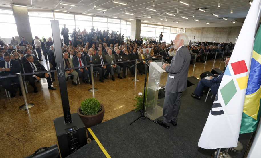O governador em exercício Darci Piana participou nesta terça-feira (26), em Foz do Iguaçu, da cerimônia de posse do novo diretor-geral brasileiro da Itaipu Binacional, general Joaquim Silva e Luna, com as presenças do Presidente Jair Bolsonaro e do presidente do Paraguai, Mario Abdo Benítez; dos ministros almirante Bento Albuquerque, de Minas e Energia e Ernesto Araújo, de Relações Exteriores  - Foz do Iguaçu, 26/02/2019 - Foto: Arnaldo Alves/ANPr