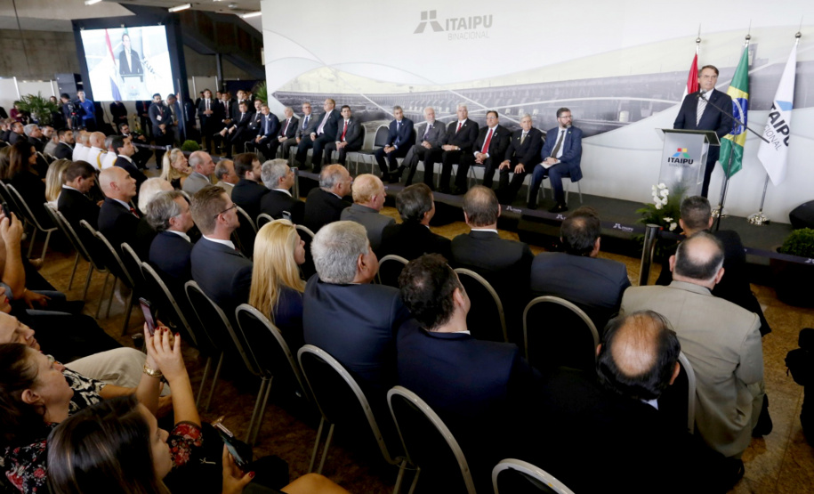 O governador em exercício Darci Piana participou nesta terça-feira (26), em Foz do Iguaçu, da cerimônia de posse do novo diretor-geral brasileiro da Itaipu Binacional, general Joaquim Silva e Luna, com as presenças do Presidente Jair Bolsonaro e do presidente do Paraguai, Mario Abdo Benítez; dos ministros almirante Bento Albuquerque, de Minas e Energia e Ernesto Araújo, de Relações Exteriores  - Foz do Iguaçu, 26/02/2019 - Foto: Arnaldo Alves/ANPr