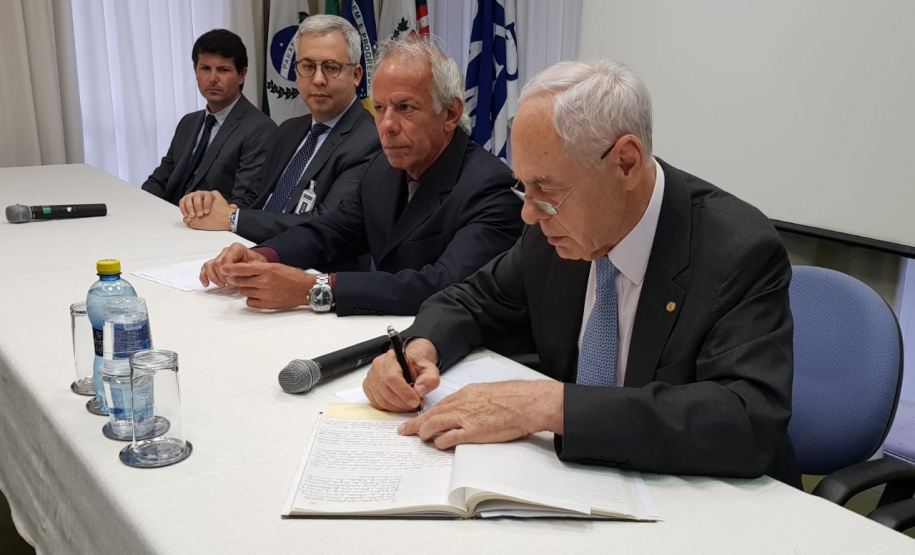 O Secretário de Estado da Administração e da Previdência, Reinhold Stephanes, deu posse nesta terça-feira (26), aos novos integrantes do Conselho Diretor da PARANAPREVIDÊNCIA