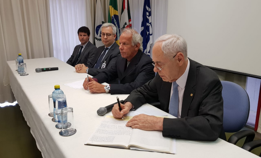 O Secretário de Estado da Administração e da Previdência, Reinhold Stephanes, deu posse nesta terça-feira (26), aos novos integrantes do Conselho Diretor da PARANAPREVIDÊNCIA