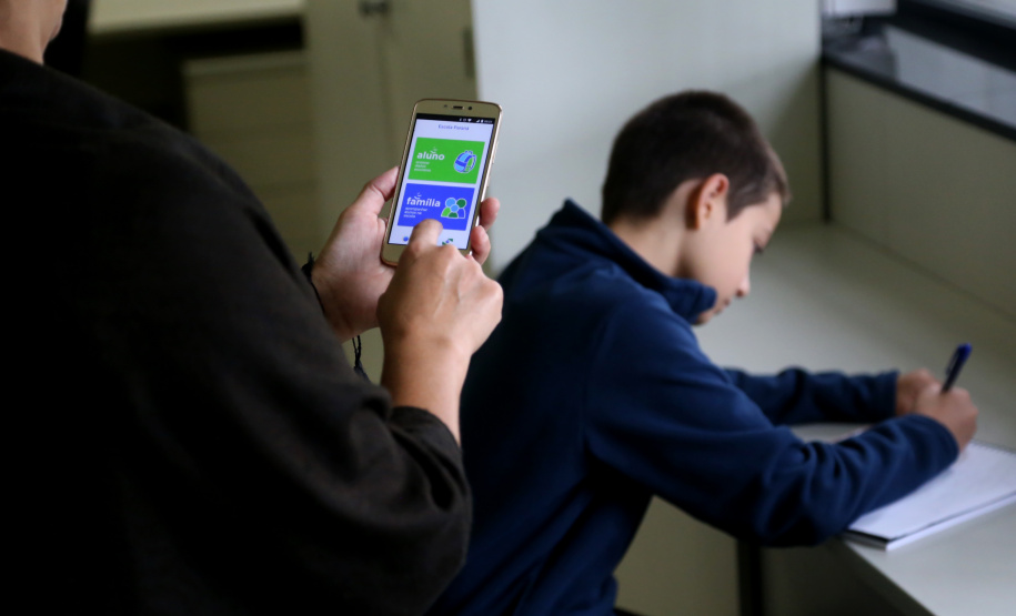 Aplicativo ajuda a acompanhar desempenho dos filhos na escola. Foto: Gilson Abreu/ANPr