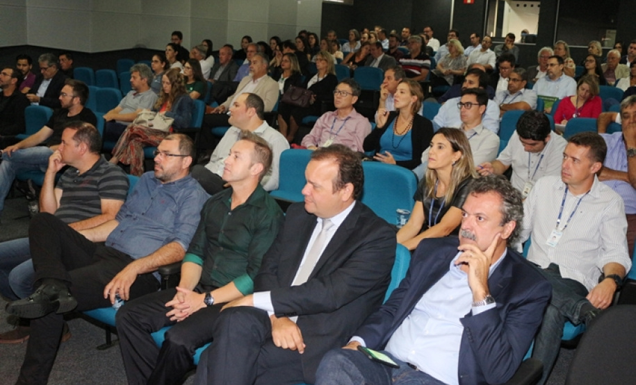 A formação de consórcios entre os municípios é a melhor alternativa para o gerenciamento dos resíduos sólidos no Paraná, conforme especialistas que participaram do evento técnico internacional de capacitação para o Projeto de Cooperação Técnica para a Proteção do Clima na Gestão de Resíduos Sólidos Urbanos no Brasil (ProteGEEr), realizado na segunda e na terça (25 e 26) pela Sanepar, em parceria com a Agência de Cooperação Alemã GIZ (Deutsche Gesellschaft für Internationale