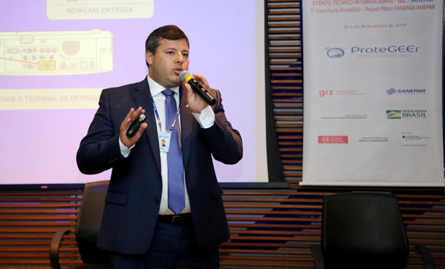 A formação de consórcios entre os municípios é a melhor alternativa para o gerenciamento dos resíduos sólidos no Paraná, conforme especialistas que participaram do evento técnico internacional de capacitação para o Projeto de Cooperação Técnica para a Proteção do Clima na Gestão de Resíduos Sólidos Urbanos no Brasil (ProteGEEr), realizado na segunda e na terça (25 e 26) pela Sanepar, em parceria com a Agência de Cooperação Alemã GIZ (Deutsche Gesellschaft für Internationale