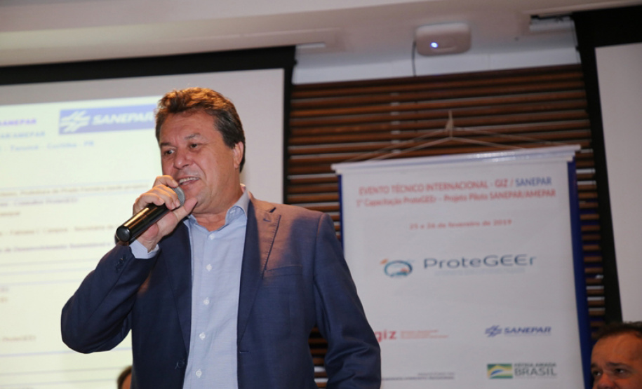 A formação de consórcios entre os municípios é a melhor alternativa para o gerenciamento dos resíduos sólidos no Paraná, conforme especialistas que participaram do evento técnico internacional de capacitação para o Projeto de Cooperação Técnica para a Proteção do Clima na Gestão de Resíduos Sólidos Urbanos no Brasil (ProteGEEr), realizado na segunda e na terça (25 e 26) pela Sanepar, em parceria com a Agência de Cooperação Alemã GIZ (Deutsche Gesellschaft für Internationale