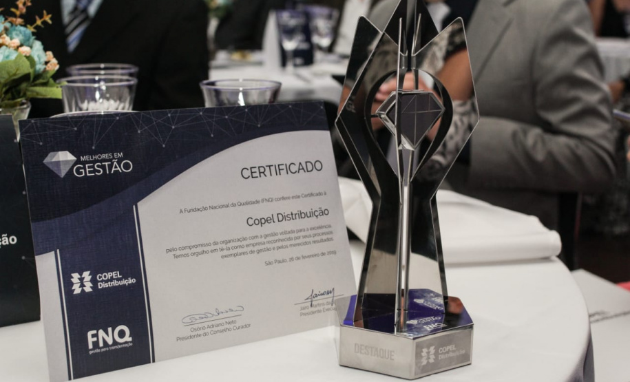 A Copel Distribuição acaba de ganhar mais um reconhecimento nacional. A subsidiária da Copel ficou entre as quatro empresas destaque das organizações apontadas pela Fundação Nacional da Qualidade (FNQ) como Melhores em Gestão. Prêmio Destaque da Copel Distribuição  -  Foto: Divulgação Copel