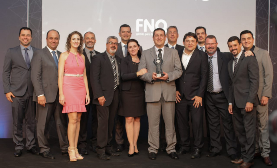 A Copel Distribuição acaba de ganhar mais um reconhecimento nacional. A subsidiária da Copel ficou entre as quatro empresas destaque das organizações apontadas pela Fundação Nacional da Qualidade (FNQ) como Melhores em Gestão. Na foto, Equipe da Copel Distribuição comemora com o troféu  -  Foto: Divulgação Copel