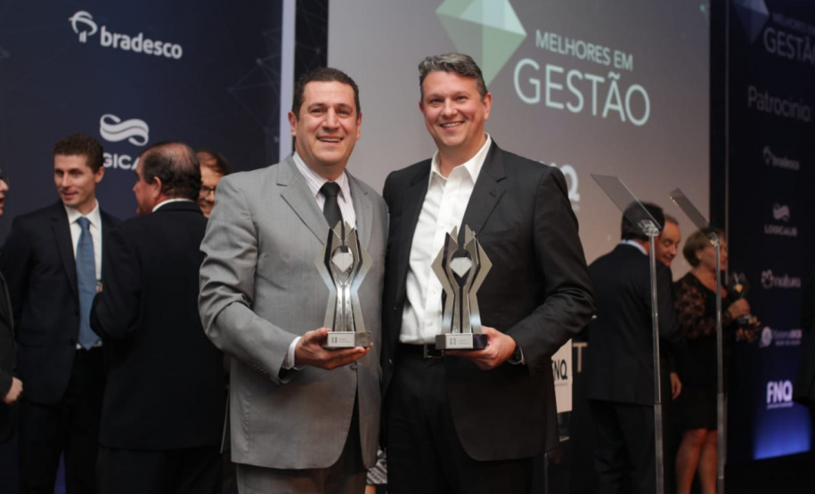 A Copel Distribuição acaba de ganhar mais um reconhecimento nacional. A subsidiária da Copel ficou entre as quatro empresas destaque das organizações apontadas pela Fundação Nacional da Qualidade (FNQ) como Melhores em Gestão. Na foto, Os diretores da Copel DIS, Maximiliano Orfali, e da Copel Telecom, Wendell Oliveira, com os troféus: duas empresas do Grupo Copel entre as seis reconhecidas como Melhores em Gestão  -  Foto: Divulgação Copel