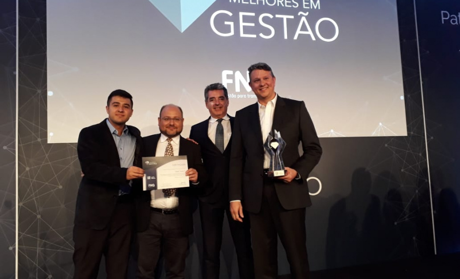 A Copel Distribuição acaba de ganhar mais um reconhecimento nacional. A subsidiária da Copel ficou entre as quatro empresas destaque das organizações apontadas pela Fundação Nacional da Qualidade (FNQ) como Melhores em Gestão. Equipe da Copel Telecom com o troféu em mãos  -  Foto: Divulgação Copel