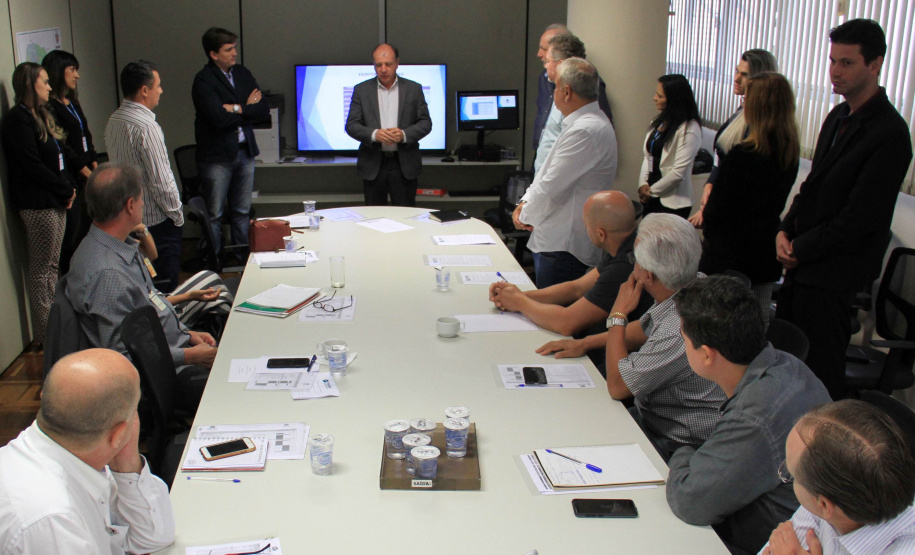 primeira reunião gerencial do secretário do Desenvolvimento Urbano, João Carlos Ortega, com dirigentes da Paraná Edificações (Pred). Pela proposta de reforma administrativa do Governo do Estado, que já tramita na Assembleia Legislativa, a Paraná Edificações vai compor o conjunto de órgãos vinculados à Secretaria do Desenvolvimento Urbano.  -  Curitiba, 27/02/2019  -  Foto: Divulgação SEDU